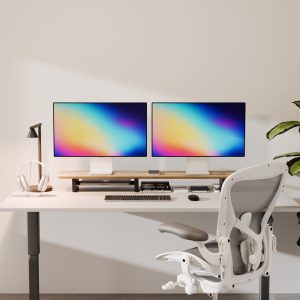 3D-Lifestyle-Rendering eines Schreibtisch-Organizers von KIVY auf einem hellen Holztisch mit Monitoren im Hintergrund.
