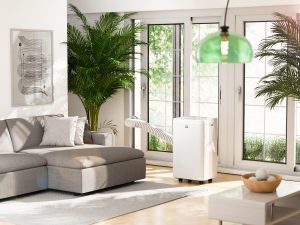 Fotorealistisches 3D-Lifestyle-Rendering eines weißen Remko BKL Design-Klimageräts in einem modernen, hellen Wohnraum.